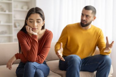 Aile içi çatışmalar var. Evdeki oturma odasında tartışan genç evli çift, kızgın milenyum adamı, üzgün karısını suçlayan beyaz eşler, ilişki krizleri, yakın çekim...