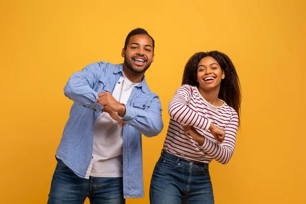 Unbekümmerte Junge Schwarze Paare Tanzen Zusammen Vor Gelbem Studiohintergrund Positiver — Stockfoto