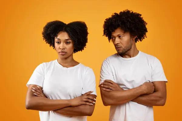 Hombre Negro Infeliz Mirando Esposa Molesta Fondo Estudio Naranja Triste —  Fotos de Stock