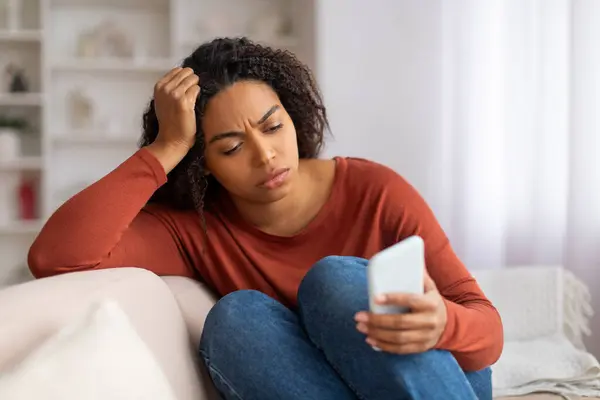 Distressed Young Black Woman Sitting Couch Looking Smartphone Screen Anxiety — Stock Photo, Image