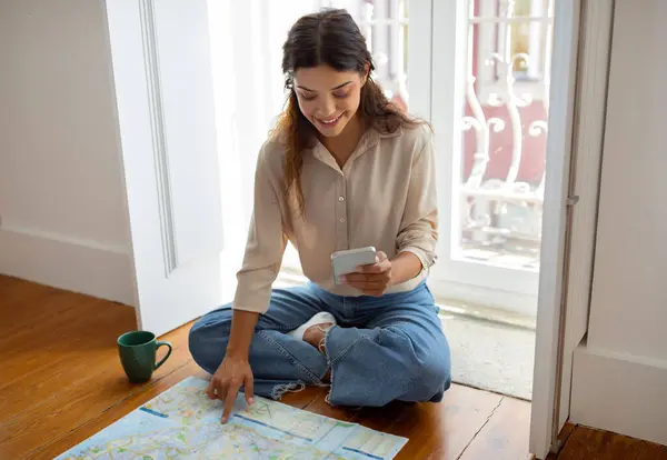 Jovem Mulher Usando Seu Smartphone Mapa Cidade Para Planejar Viagem — Fotografia de Stock