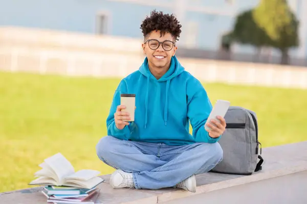 Χαρούμενος Αφρο Αμερικανός Φοιτητής Που Κάθεται Κινητό Τηλέφωνο Και Παίρνει — Φωτογραφία Αρχείου