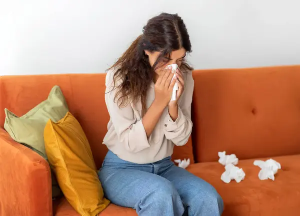 Kranke Junge Frau Bläst Nase Papiergewebe Während Sie Hause Auf — Stockfoto