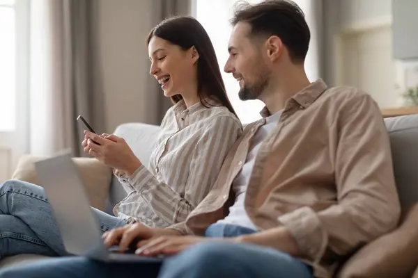 Joyeux Jeune Couple Engagé Avec Leurs Appareils Femme Tenant Smartphone — Photo