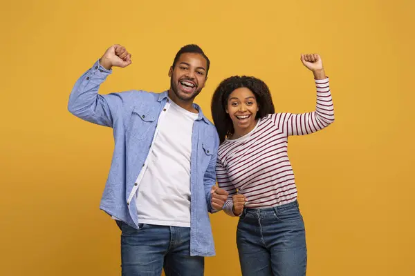 Glücklicher Sieg Porträt Eines Freudestrahlend Aufgeregten Afroamerikanischen Paares Das Erfolg — Stockfoto