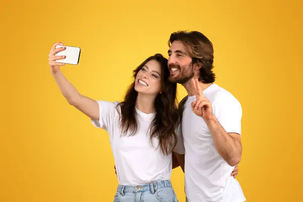 Vreugdevolle Europese Vrouw Man Met Baarden Die Gelukkig Een Selfie — Stockfoto