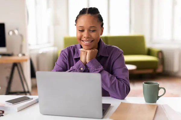 快乐的非洲裔美国女学生参加了在线课程 她的微笑暗示了她在数字化学习环境中的快乐互动经历 — 图库照片