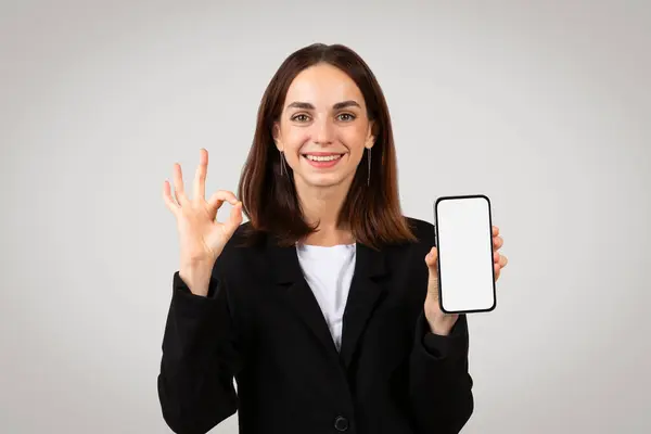 Wesoły Biały Millenium Businesswoman Pokazuje Pusty Ekran Smartfona Znak Okay — Zdjęcie stockowe
