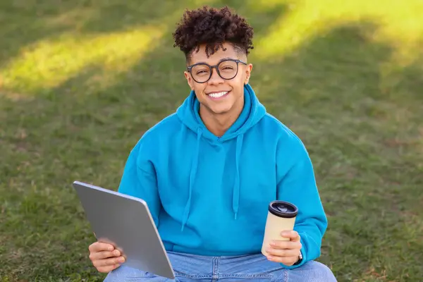 Fröhlicher Afroamerikanischer College Student Hält Digitales Tablet Und Pappbecher Mit — Stockfoto