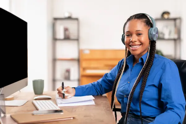 Black Student Lady Braids Headphones Sits Confidently Her Desk Notes — Stock Photo, Image