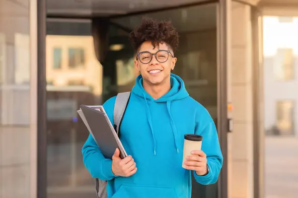 Glücklicher Schwarzer Student Genießt Eine Kaffeepause Freien Vor Der Tür — Stockfoto