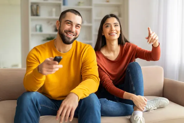 Retrato Feliz Pareja Caucásica Viendo Televisión Mientras Relajan Casa Juntos —  Fotos de Stock