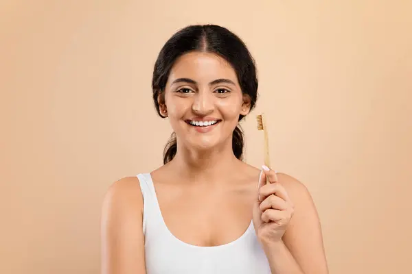 Diş Fırçası Tutan Kameraya Gülümseyen Güzel Hintli Genç Bir Kadın — Stok fotoğraf