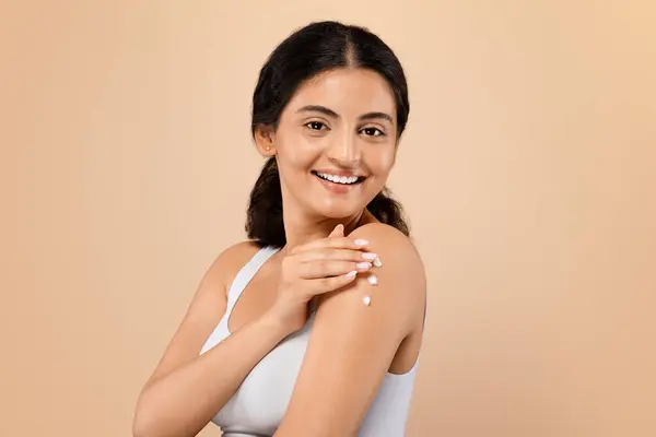 Günlük Skincare Hoş Bir Gülümsemesi Olan Genç Hintli Kadın Omzuna — Stok fotoğraf