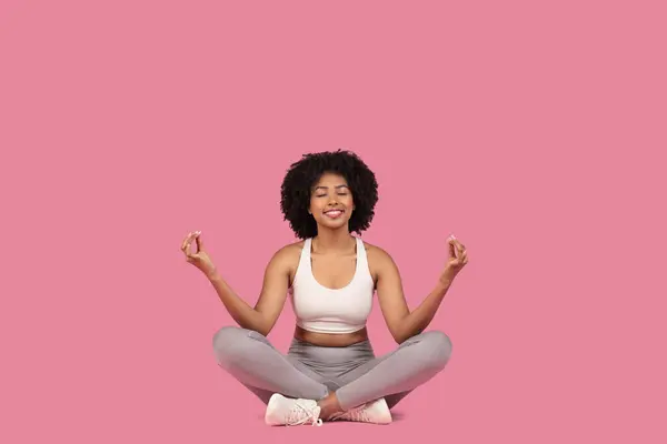 Uśmiechnięta Młoda Afroamerykanka Cieszy Się Spokojną Chwilą Pozycji Lotosu Ćwicząc — Zdjęcie stockowe