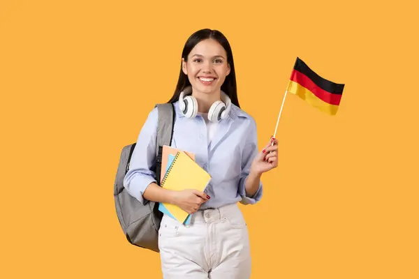 Radostná Studentka Sluchátky Kolem Krku Drží Německou Vlajku Barevné Notebooky — Stock fotografie