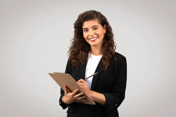 Joven Empresaria Feliz Confiada Con Pelo Rizado Sonriendo Mientras Escribe — Foto de Stock