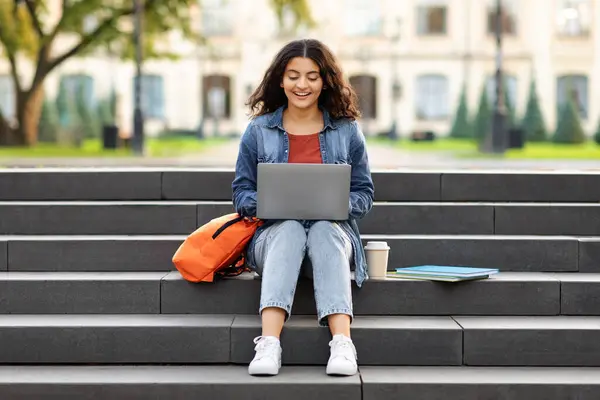 Gülümseyen Hintli Kız Öğrenci Merdivenlerde Oturuyor Dizüstü Bilgisayarla Çalışıyor Sınavlara — Stok fotoğraf