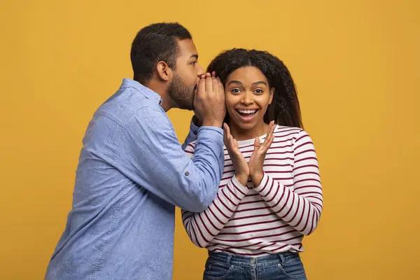 Alegre Negro Hombre Compartir Secretos Con Excitada Novia Susurrando Oído —  Fotos de Stock