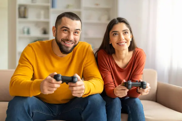 Glada Unga Par Som Har Roligt Hemma Spela Spel Tillsammans — Stockfoto