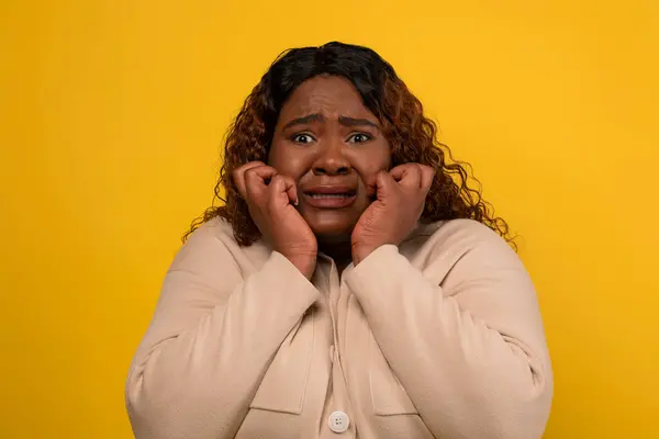 Asustada Mujer Afroamericana Con Sobrepeso Milenario Haciendo Muecas Tocándose Cara — Foto de Stock