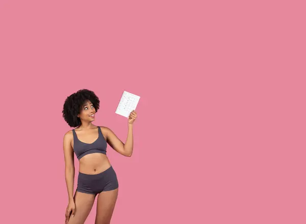 Smiling Active Young Black Woman Fitness Attire Confidently Holding Menstrual — Stock Photo, Image