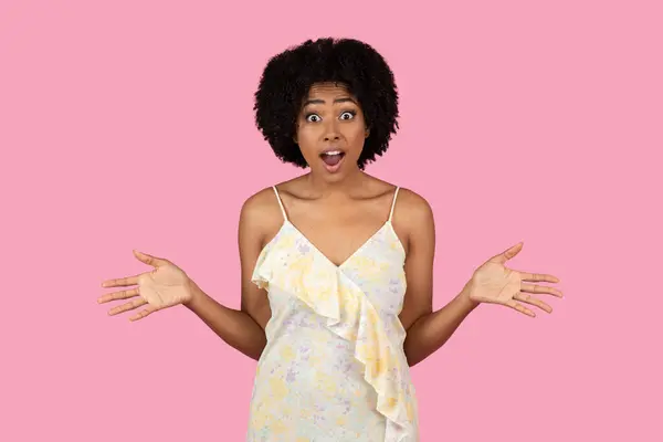 Überraschte Und Aufgeregte Fröhliche Afroamerikanische Frau Aus Dem Millennium Mit — Stockfoto