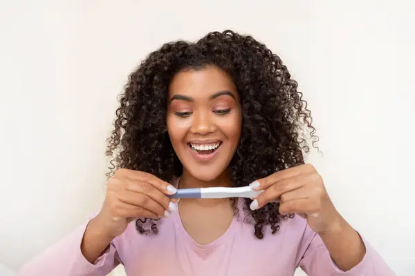 Radosna Czarna Ciężarna Kobieta Dodatnim Wynikiem Testu Ciążowego Afrykańska Amerykańska — Zdjęcie stockowe