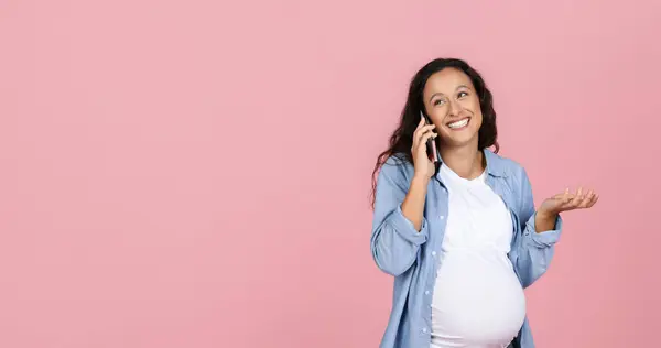 Joven Embarazada Alegre Hablando Por Teléfono Con Marido Mirando Espacio — Foto de Stock