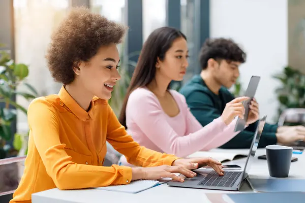 Grup Multi Rasial Concentrat Studenți Implicați Învățarea Laptopuri Tablete Colaborând — Fotografie, imagine de stoc