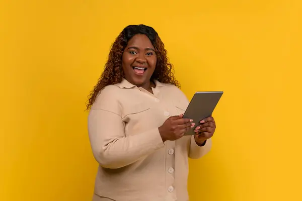Glückliche Pummelige Langhaarige Afrikanisch Amerikanische Dame Hält Ein Digitales Tablet — Stockfoto
