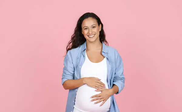 Šťastné Těhotenství Veselý Tisíciletý Očekávající Dáma Objímající Své Velké Bříško — Stock fotografie