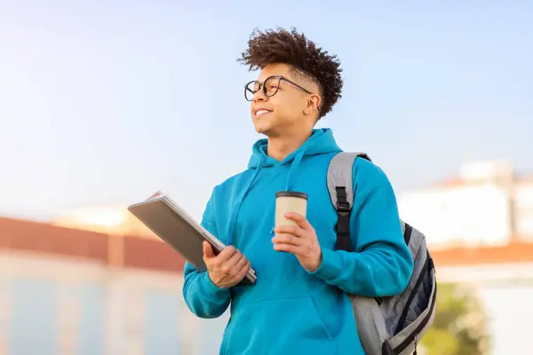 Educación Moderna Joven Estudiante Afroamericano Masculino Abraza Educación Pie Aire — Foto de Stock