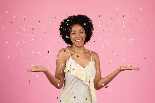 Zářící Usmívající Tisíciletá Afroameričanka Kudrnatými Vlasy Radostně Směje Uprostřed Sprchy — Stock fotografie