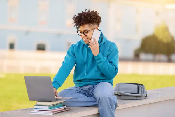 Studentschap Succesvolle Zwarte Student Man Praat Telefoon Tijdens Het Surfen — Stockfoto