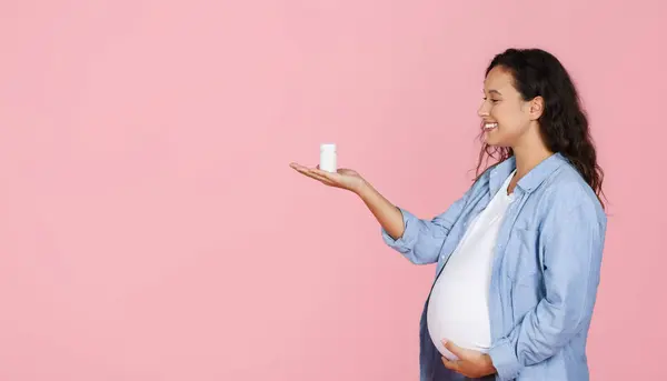 Улыбаясь Здоровой Молодой Беременной Женщине Держащей Банку Таблетками Положительный Ожидающий — стоковое фото