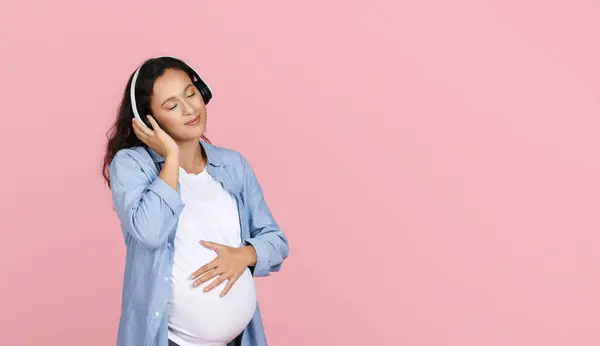 Relaxed Pregnant Woman Listening Calm Music Smiling Using Wireless Headphones — Stock Photo, Image