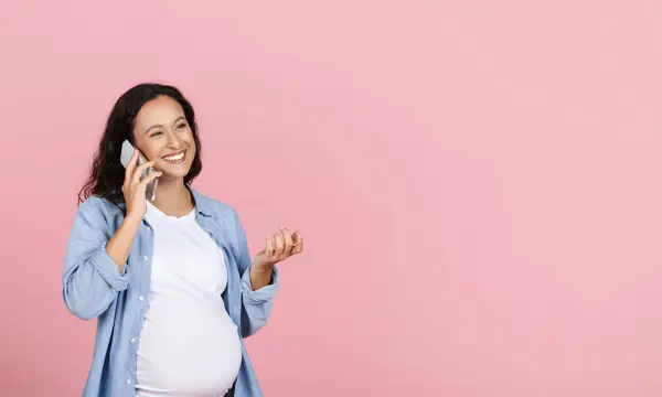Счастливая Молодая Беременная Женщина Разговаривает Своим Ожидающим Другом Телефону Жестикулирует — стоковое фото