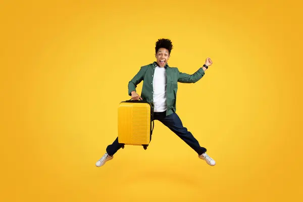 Aufgeregt Fröhlich Millennial Afrikanisch Amerikanischer Kerl Reisender Springt Mit Koffer — Stockfoto