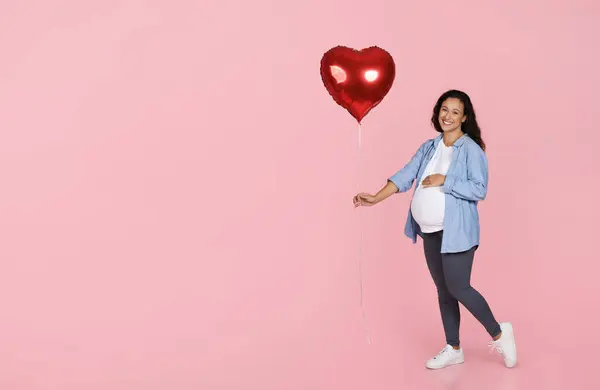 Spännande Vacker Gravid Kvinna Med Stor Mage Håller Röd Hjärtformad — Stockfoto