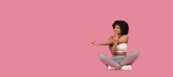 Content African American Woman White Sportswear Performing Seated Arm Stretch — Stock Photo, Image