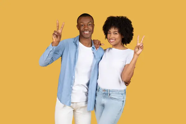 Jeune Couple Noir Joyeux Portant Des Vêtements Décontractés Faisant Des — Photo