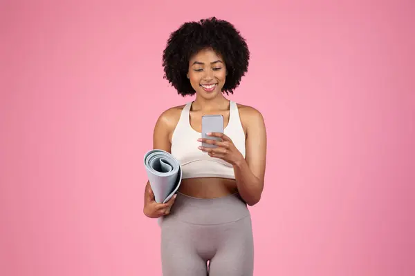 Lächelnde Fitte Junge Schwarze Frau Turnbekleidung Die Eine Yogamatte Der — Stockfoto