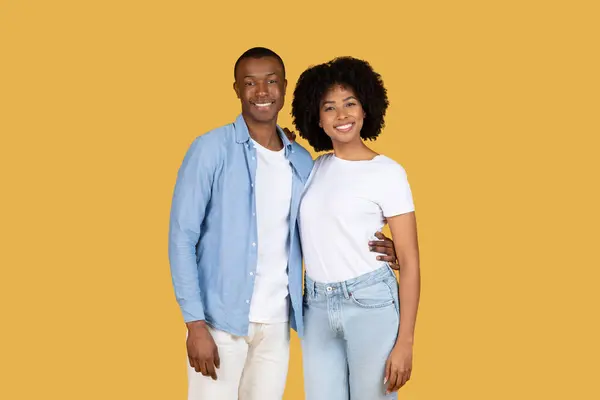Jeune Couple Afro Américain Joyeux Posant Avec Des Sourires Brillants — Photo