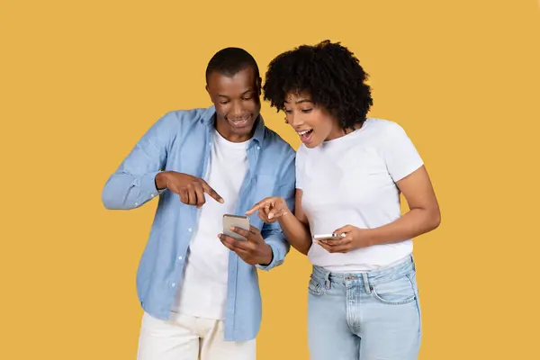 Emocionada Joven Pareja Negra Sonriente Interactuando Con Teléfono Inteligente Hombre —  Fotos de Stock