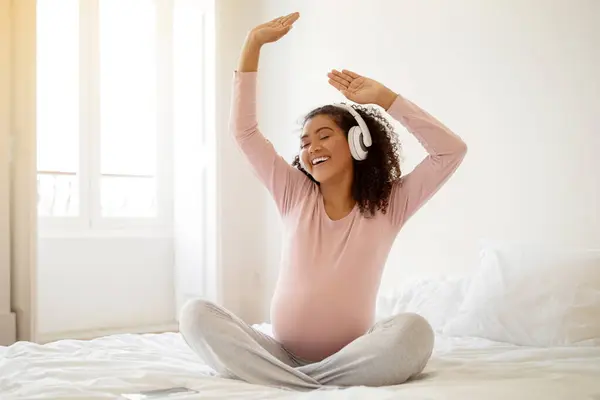 Veselý Černošky Těhotná Žena Naslouchání Hudby Při Relaxaci Posteli Doma — Stock fotografie