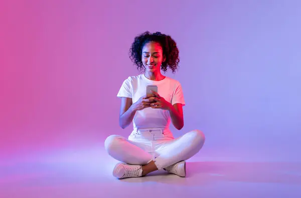 Joyful Black Woman Curly Hair Wearing White Using Smartphone While — Stock Photo, Image