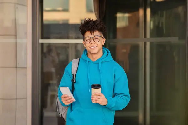 Jovem Negro Com Óculos Faz Coffee Break Enquanto Navega Line — Fotografia de Stock