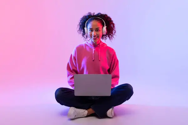 Content Young Woman Wearing Pink Hoodie Enjoys Working Her Laptop — Stock Photo, Image