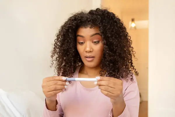 Siyahi Kadın Hamilelik Testini Evde Kontrol Ederken Şok Olmuş Sonuçlara — Stok fotoğraf